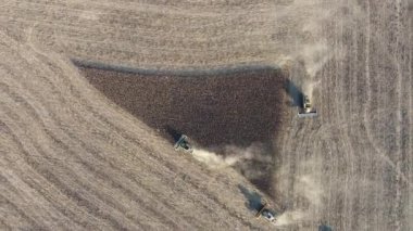 Taze tahılları birleştirir. Yükseklerden ateş ediyorlar..