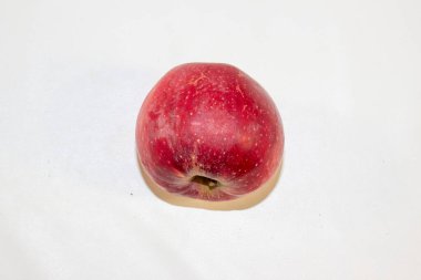 Kırmızı elma beyaz üzerine izole.