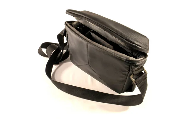 Schwarze Tasche Mit Gürtel Isoliert Auf Weiß — Stockfoto