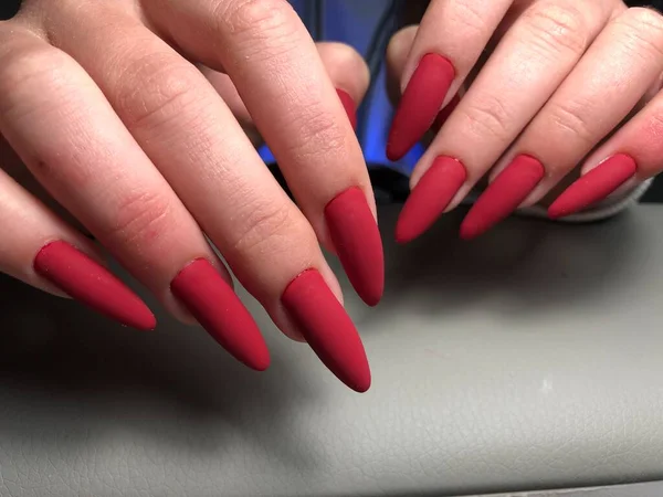 赤いマットの爪 美しいマニキュア — ストック写真