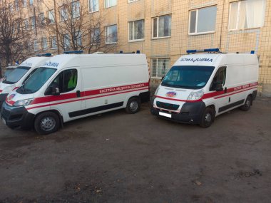 Ambulanslar evin yakınına park edilmiş.