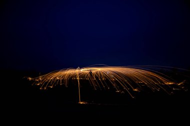 Karanlıkta ateş kıvılcımları uçuşuyor