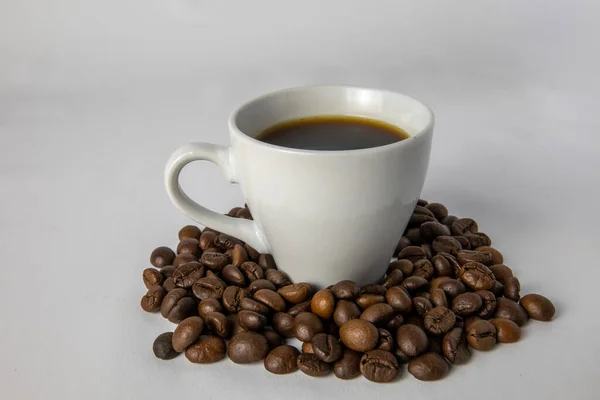 白底杯子里的咖啡 — 图库照片