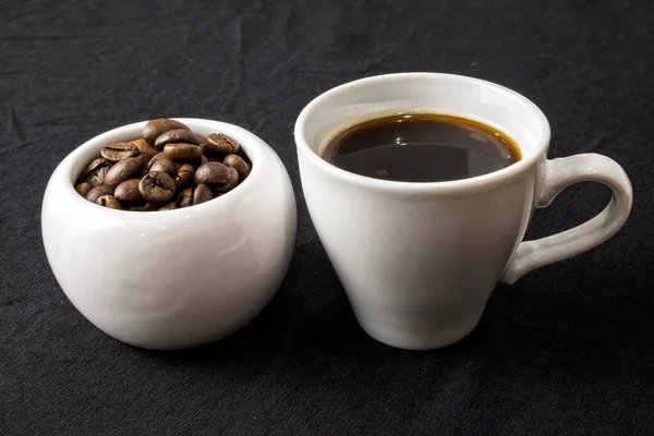 咖啡豆在黑色背景的杯子里 — 图库照片