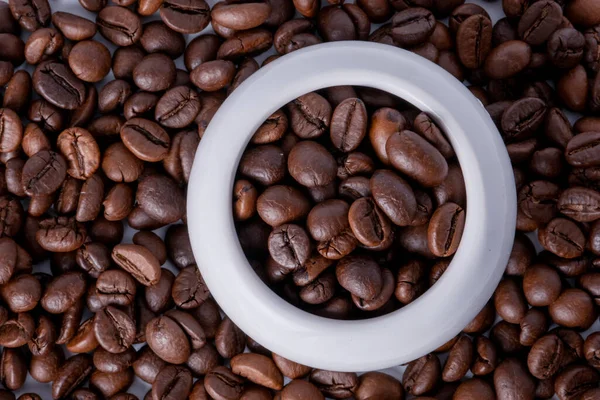 白杯中的咖啡豆 — 图库照片