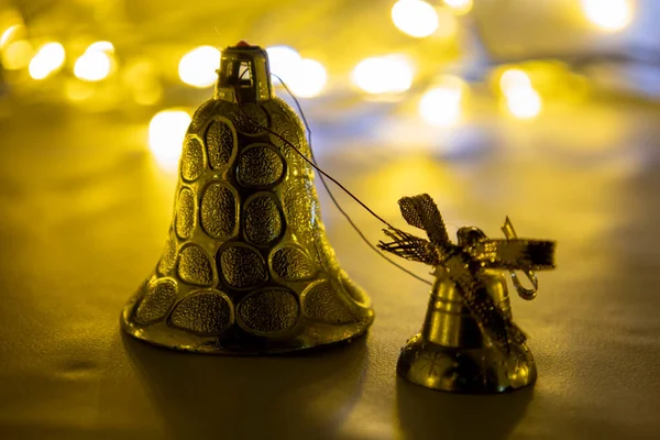 Goldene Glocken Auf Verschwommenem Hintergrund Der Weihnachtsbeleuchtung — Stockfoto