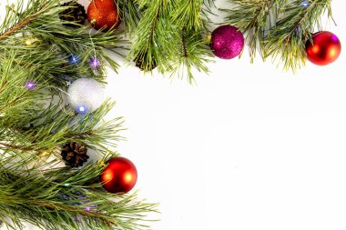 Noel arka planında çam dalları, süsler ve koniler