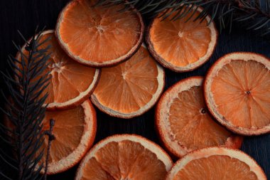 Kurumuş portakal ve Noel ağacı dalları.