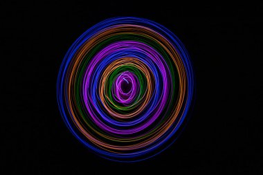 siyah bir arka plan üzerinde renkli daireler