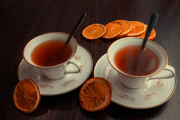 Dwie Filiżanki Herbaty Suszonymi Pomarańczami — Zdjęcie stockowe