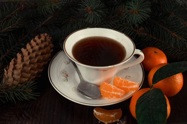 Kubek Herbaty Mandarynkami Gałęziami Choinki Ciemne Tło — Zdjęcie stockowe