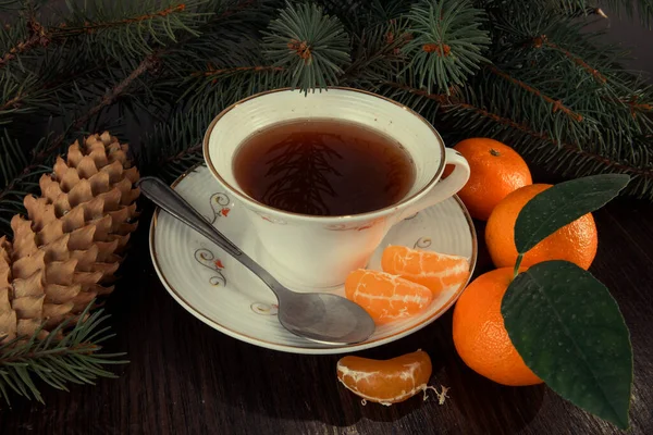 Tasse Tee Mit Mandarinen Und Tannenzweigen Dunkler Hintergrund — Stockfoto