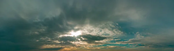 Panorama oblačné oblohy se slunečními paprsky — Stock fotografie