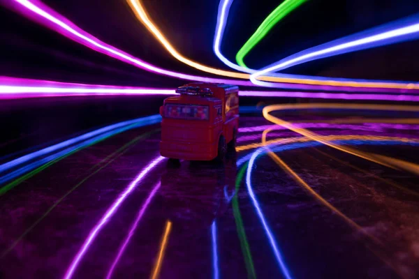 一辆红色消防车玩具在明亮的隧道里的特写 — 图库照片