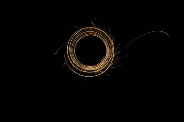 Siyah arkaplanda kıvılcımlar olan çember