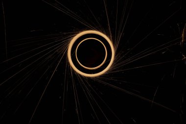 Siyah arkaplanda kıvılcımlar olan çember
