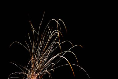 Siyah arkaplanda kırmızı kıvılcımlar