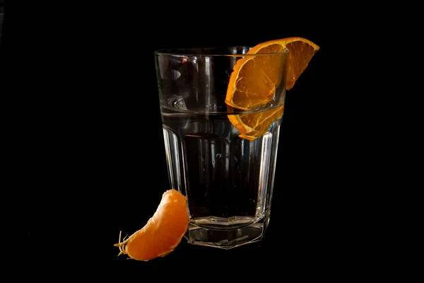 Glas Met Een Drankje Een Stuk Sinaasappel Een Zwarte Achtergrond — Stockfoto