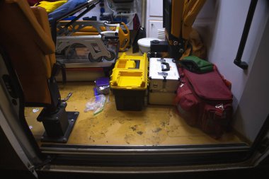 Hastanın peşinden ambulans gönderin. Kanlı ve dağınık ilaçlı pis yükler..