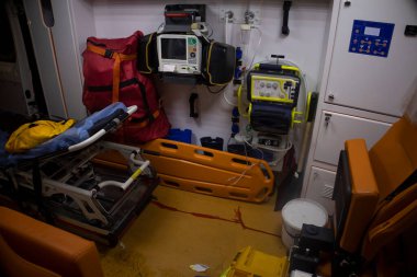Hastanın peşinden ambulans gönderin. Kanlı ve dağınık ilaçlı pis yükler..