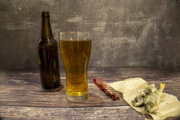 Bier Met Gedroogde Vis Opener Een Houten Ondergrond — Stockfoto