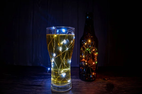 Glas Bier Met Kleurrijke Lichtjes — Stockfoto