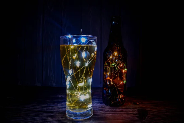 Renkli Işıklı Bir Bardak Bira — Stok fotoğraf