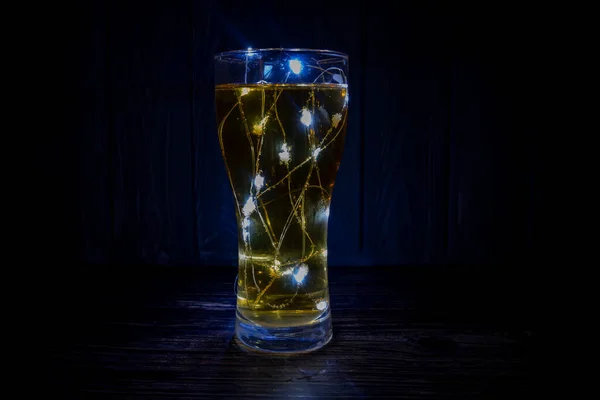 Glas Bier Met Kleurrijke Lichtjes — Stockfoto