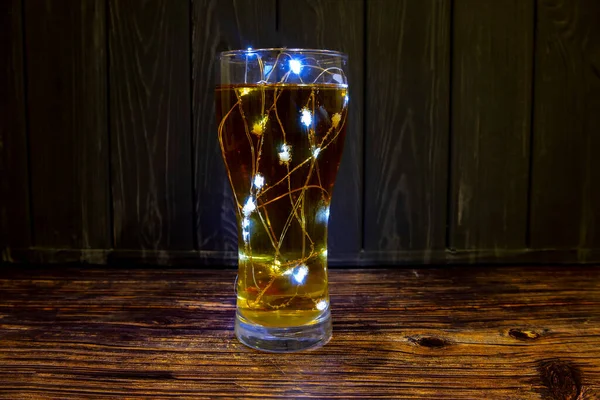 Glas Bier Met Kleurrijke Lichtjes — Stockfoto