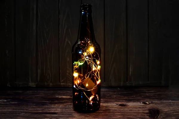 Fles Bier Met Kleurrijke Lichtjes — Stockfoto