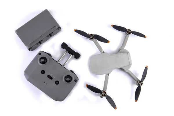 Drohne Fernbedienung Und Batterien Isoliert Auf Weiß — Stockfoto