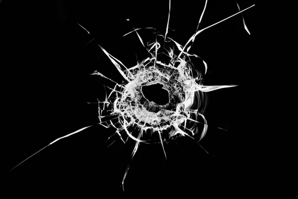 壊れたガラスの質感 黒い背景の玉の穴 — ストック写真