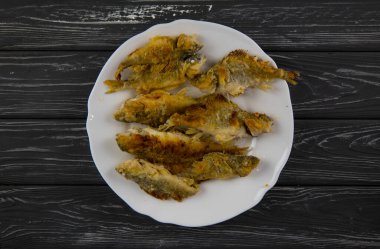 ahşap bir masada kızarmış balık