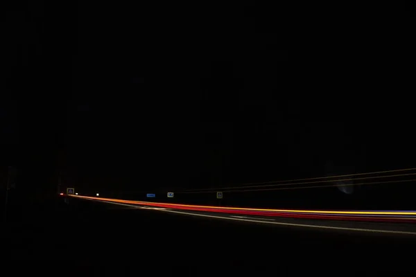 Luzes Vermelhas Brancas Carros Que Passam Estrada Noturna — Fotografia de Stock