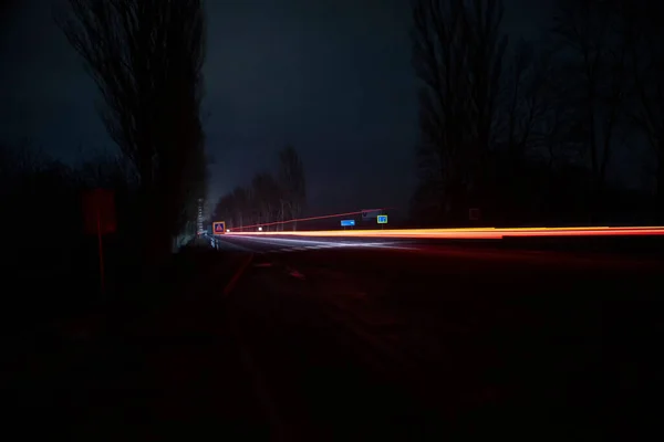 红白相间的灯光来自过往的车辆 — 图库照片