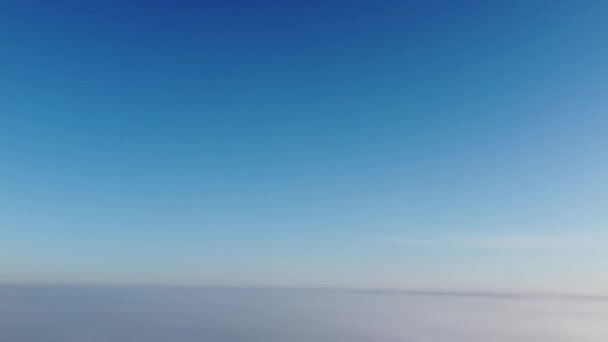 4k blauwe lucht met zon boven wolken — Stockvideo