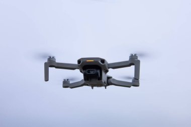 Gri kuadkopter, İHA havada..