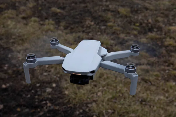 Grijze Quadcopter Drone Vlucht — Stockfoto