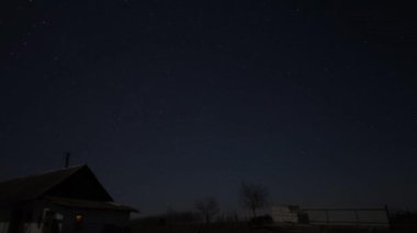 4k Gece gökyüzündeki yıldızların hareketi