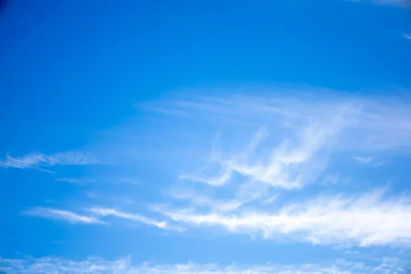 Panorama Modré Oblohy Opeřenými Mraky — Stock fotografie