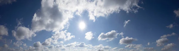 Panorama Blå Himmel Med Fluffiga Vita Moln — Stockfoto