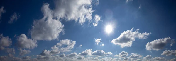 솜털같은 구름이 하늘의 파노라마 — 스톡 사진
