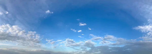 Panorama modré oblohy s bílými mraky — Stock fotografie