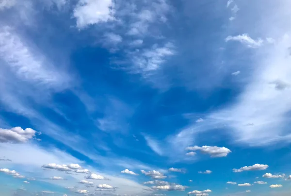 Vederachtige Pluizige Wolken Eenvederige Pluizige Wolken Een Achtergrond Van Blauwe — Stockfoto