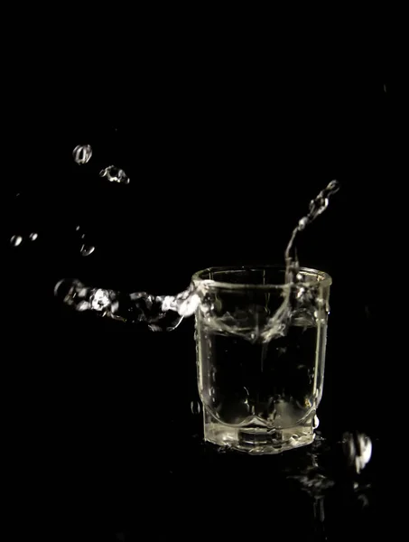 Glas Met Waterdruppels Een Zwarte Achtergrond — Stockfoto