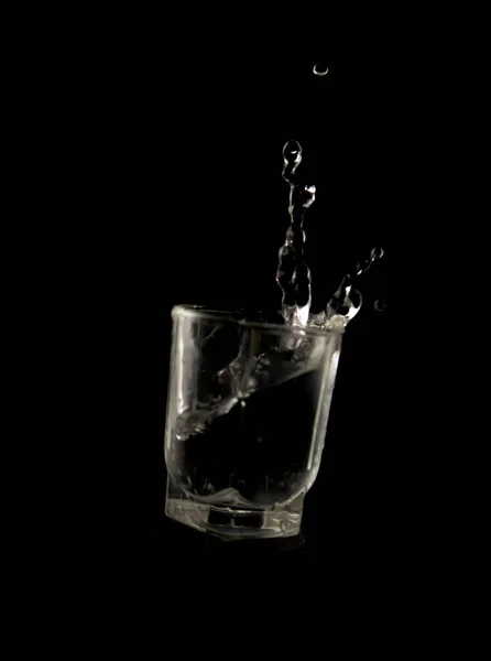 Vaso Con Gotas Agua Sobre Fondo Negro — Foto de Stock