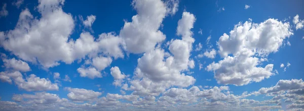 구름으로 뒤덮인 파노라마 — 스톡 사진