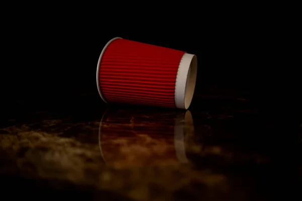 Červený Papírový Šálek Kávy Podlaze Odpadky Zemi — Stock fotografie