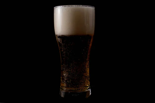 Glas Bier Een Zwarte Achtergrond — Stockfoto