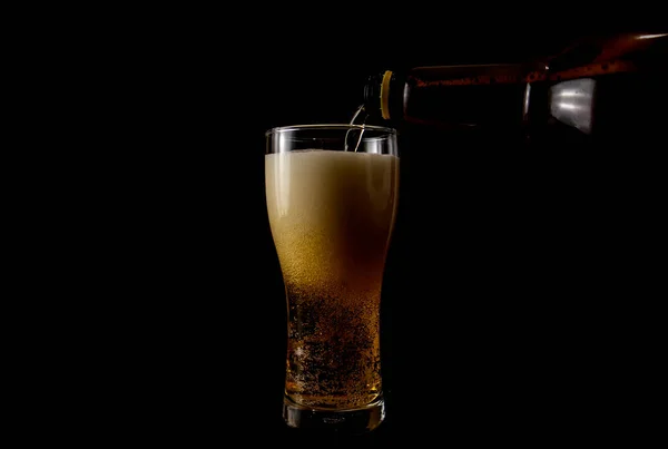 Bier Gieten Een Glas Een Zwarte Achtergrond — Stockfoto